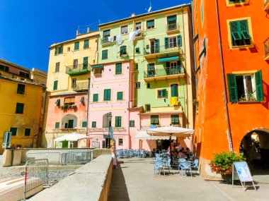 Güneşli yaz gününde Camogli 'de renkli binalar ve plajlar, Lig.