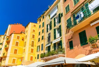 Güneşli yaz gününde Camogli 'de renkli binalar ve plajlar, Lig.