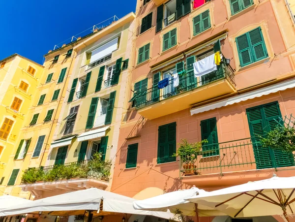 Colorful buildings and beach at Camogli on sunny summer day, Lig — 스톡 사진