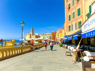 Camogli, İtalya - 15 Eylül 2019: İnsanlar sahilde dinleniyor