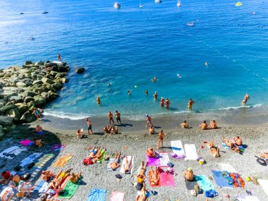 Camogli, İtalya - 15 Eylül 2019: İnsanlar sahilde dinleniyor 