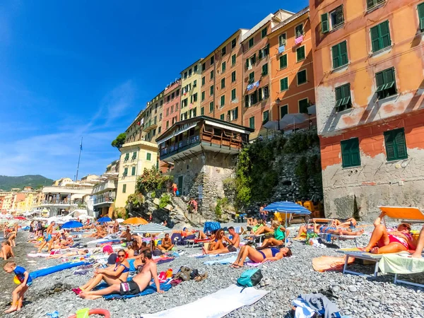 Camogli, italien - 15. september 2019: menschen, die sich am strand ausruhen — Stockfoto