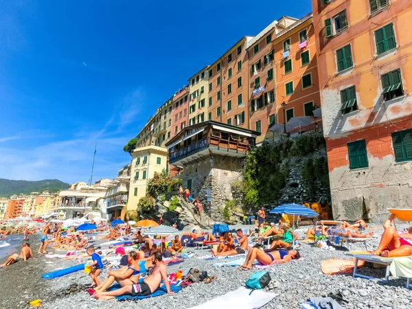 Camogli, Італія - 15 вересня 2019: люди відпочивають на пляжі — стокове фото