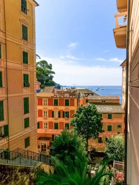 Colorful buildings and beach at Camogli on sunny summer day, Lig — 스톡 사진