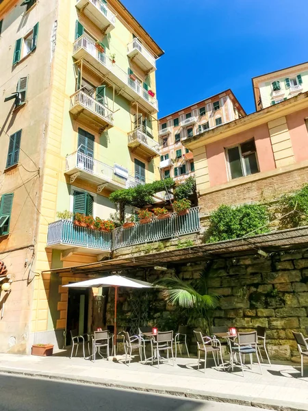 Πολύχρωμα κτίρια και παραλία στο Camogli την ηλιόλουστη καλοκαιρινή μέρα, Lig — Φωτογραφία Αρχείου