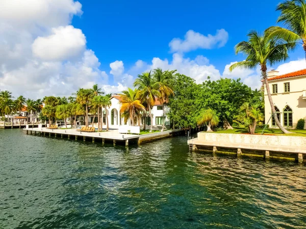 Luxury mansion in exclusive part of Fort Lauderdale — Stock Photo, Image