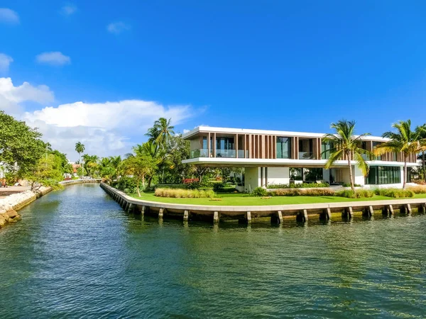 Luxury mansion in exclusive part of Fort Lauderdale — Stock Photo, Image