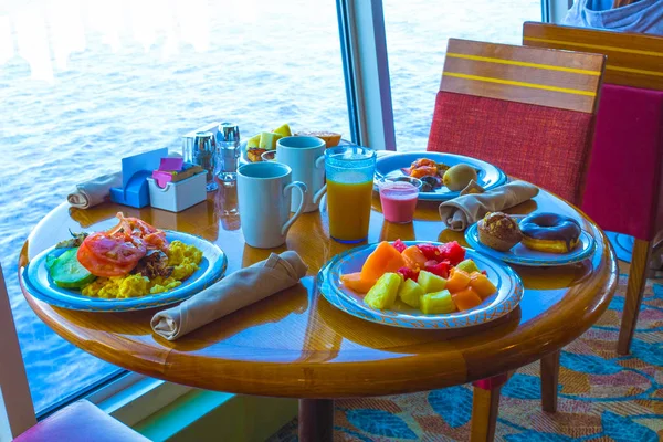 Sala de jantar Buffet a bordo do luxuoso navio de cruzeiro abstrato — Fotografia de Stock