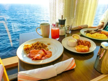 Lüks soyut kruvaziyer gemide yemek odası büfe