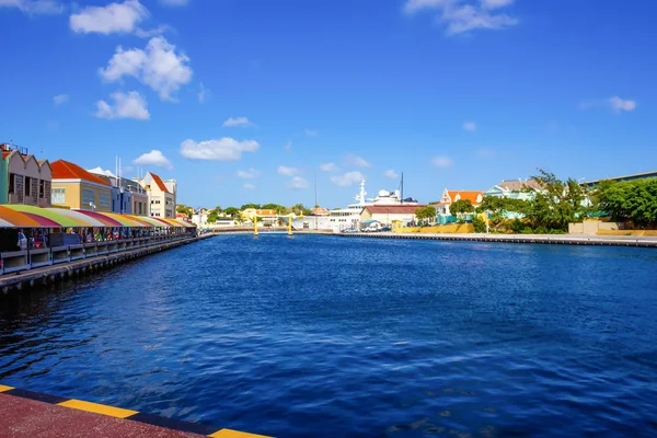 Willemstad, Curacao, Netherlands - Specific coloured buildings i — 스톡 사진