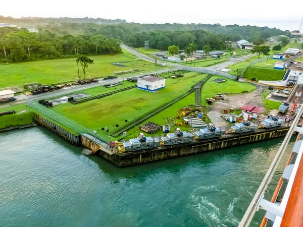 Vista do Canal do Panamá a partir do navio de cruzeiro — Fotografia de Stock