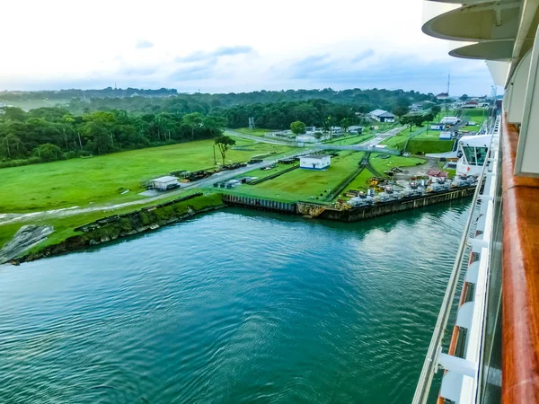 Yolcu gemisinden Panama Kanalı görüntüsü — Stok fotoğraf