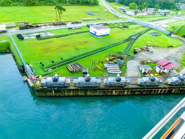 Vista do Canal do Panamá a partir do navio de cruzeiro — Fotografia de Stock