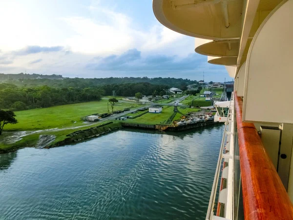 Udsigt over Panama Canal fra krydstogtskib - Stock-foto