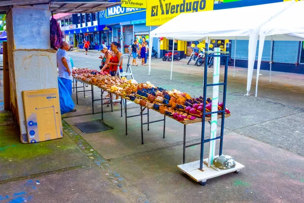 Puerto Limon, Costa Rica - 2019. december 8.: Etnikai bőrcipő — Stock Fotó