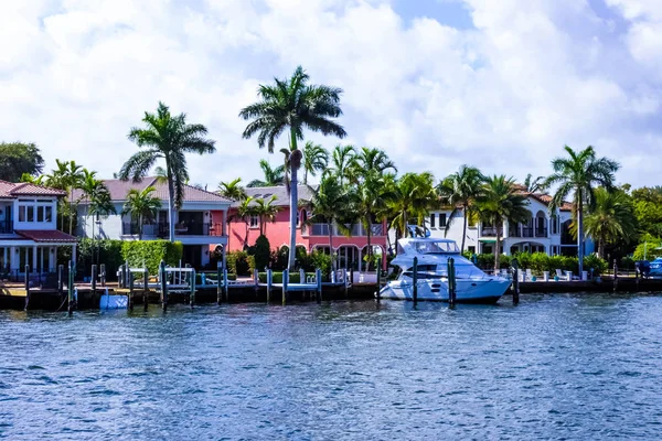 Luxusvilla im exklusiven Teil von Fort Lauderdale — Stockfoto