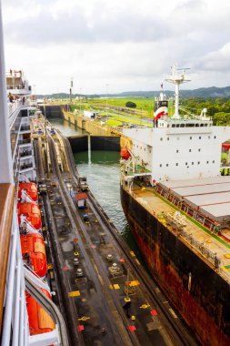 Panama Kanalı, Panama - 7 Aralık 2019: Panama Kanalı 'ndaki Miraflores Kilitleri' ne giren bir kargo gemisi