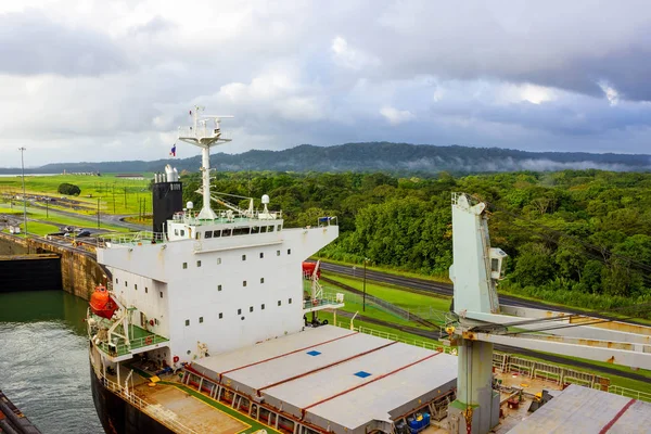 Vista do Canal do Panamá a partir do navio de cruzeiro — Fotografia de Stock