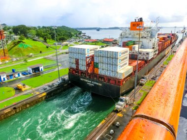 Panama Kanalı, Panama - 7 Aralık 2019 Hapag-Lloyd kargo gemisi 