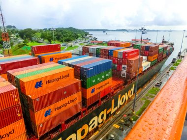 Panama Kanalı, Panama - 7 Aralık 2019 Hapag-Lloyd kargo gemisi 