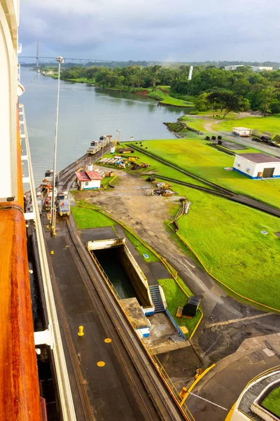 Udsigt over Panama Canal fra krydstogtskib - Stock-foto