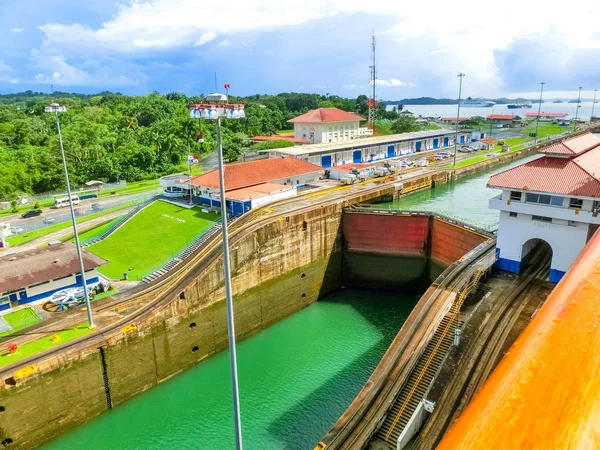 Blick auf den Panamakanal vom Kreuzfahrtschiff aus — Stockfoto