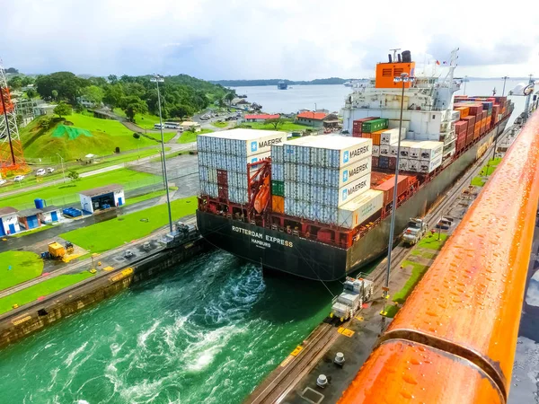 Panama canal, panama - 7. dezember 2019: hapag-lloyd frachtschiff — Stockfoto