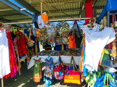Willemstad, Curacao, Hollanda - 5 Aralık 2019: Yerel satıcılardan hediye ve hediyelik eşya almak için limanda tur.