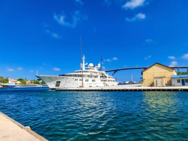 Curacao köprüsünün yakınına büyük bir lüks yat yanaştı.