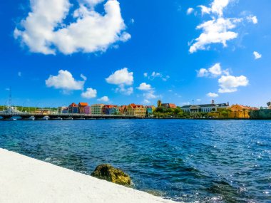 Willemstad, Curacao, Hollanda - sokakta renkli binalar 