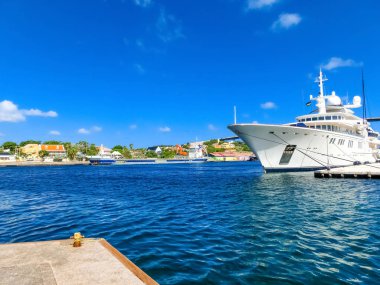 Curacao köprüsünün yakınına büyük bir lüks yat yanaştı.