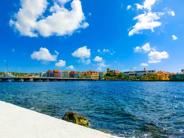 Willemstad, Curaçao, Países Baixos - edifícios coloridos na rua — Fotografia de Stock