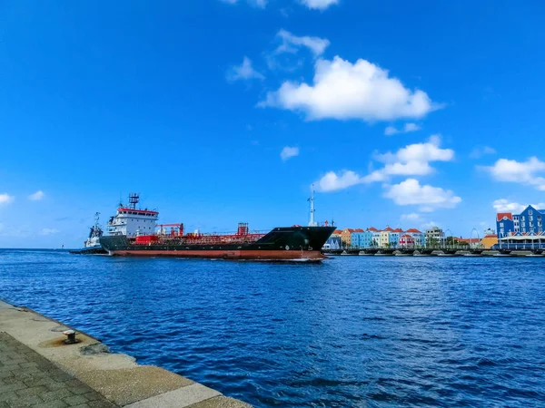 Navire-citerne entrant Willemstad, Konigin Juliana Bridge dans le — Photo