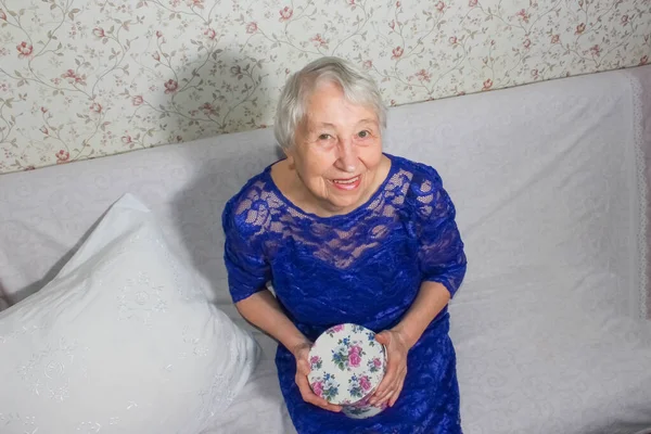 Портрет счастливой пожилой женщины — стоковое фото