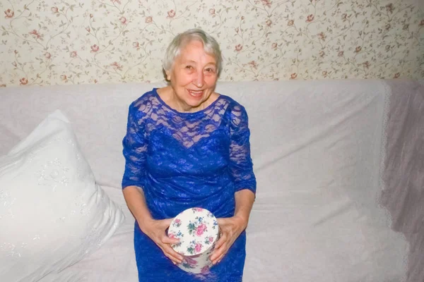 Πορτρέτο μιας ευτυχισμένης ηλικιωμένης γυναίκας — Φωτογραφία Αρχείου