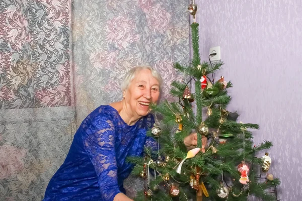 Un retrato de una mujer mayor el día de Navidad — Foto de Stock
