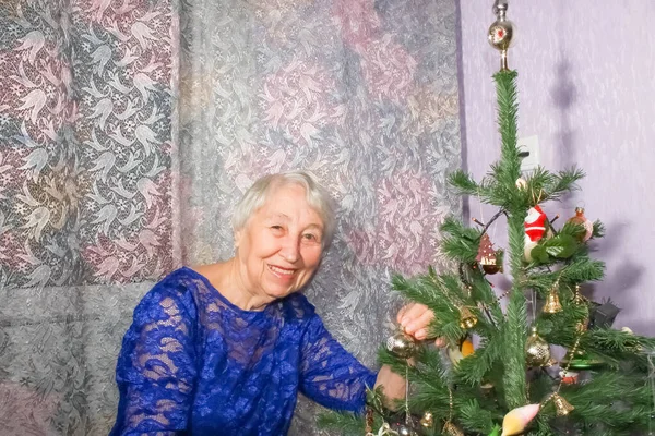 Un retrato de una mujer mayor el día de Navidad — Foto de Stock