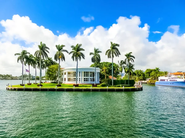 Luxusvilla im exklusiven Teil von Fort Lauderdale — Stockfoto