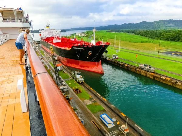Panama Kanalı, Panama - 7 Aralık 2019: Oraya giren bir kargo gemisi — Stok fotoğraf