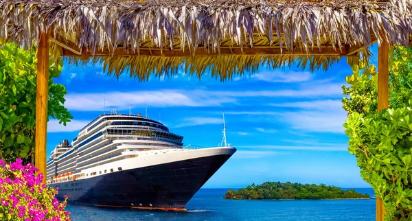 Bateau de croisière en eau libre — Photo