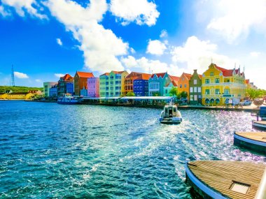 Punda bölgesinin önündeki Kraliçe Emma Köprüsü, bir duba B 'dir.