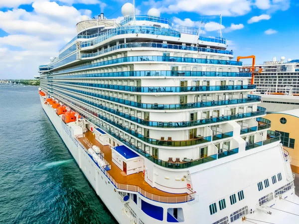 Groot cruiseschip bij zeehaven Fort Lauderdale — Stockfoto