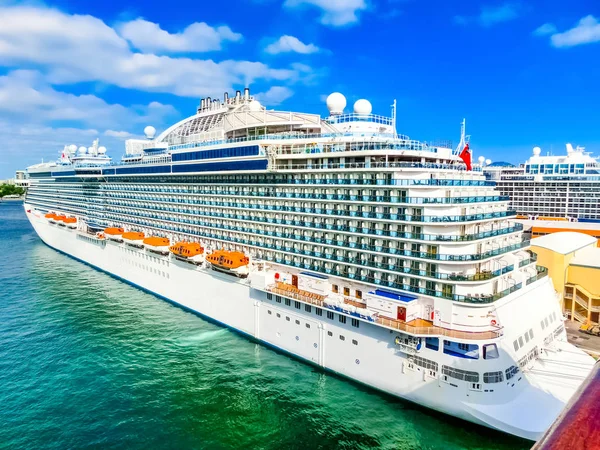 Big cruise ship at seaport Fort Lauderdale — ストック写真
