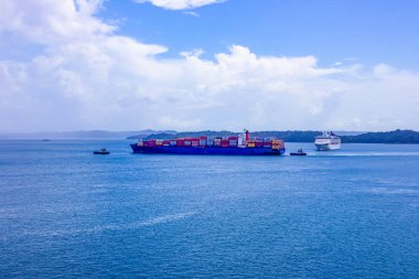 Panama Kanalı, Panama - 7 Aralık 2019: Maersk Hattı C konteynırı