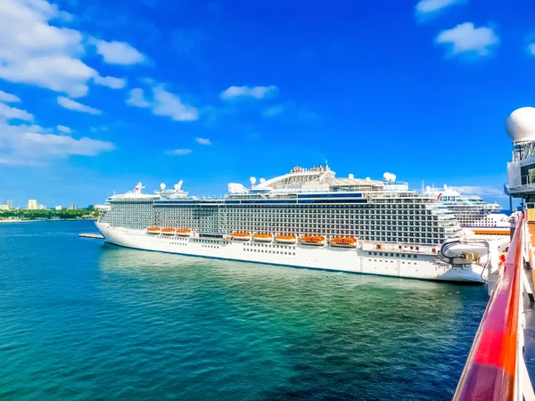 Groot cruiseschip bij zeehaven Fort Lauderdale — Stockfoto