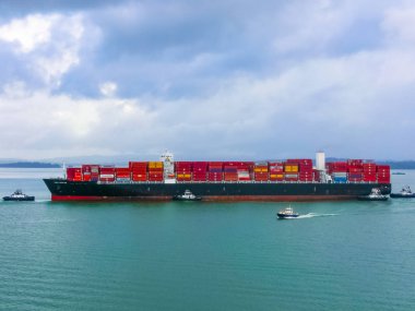 Panama Kanalı, Panama - 7 Aralık 2019: Panama Kanalı 'ndaki konteyner kargo gemisi.