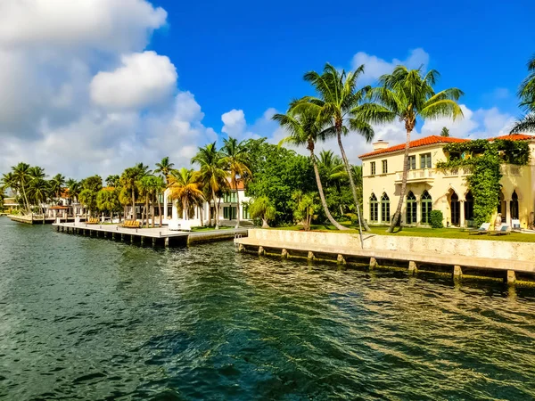 Luxury mansion in exclusive part of Fort Lauderdale — Stock Photo, Image