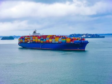 Panama Kanalı, Panama - 7 Aralık 2019: Maersk Hattı C konteynırı
