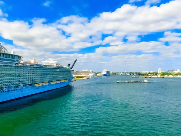 Gran crucero en el puerto de Fort Lauderdale — Foto de Stock