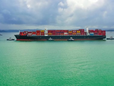 Panama Kanalı, Panama - 7 Aralık 2019: Maersk Hattı C konteynırı